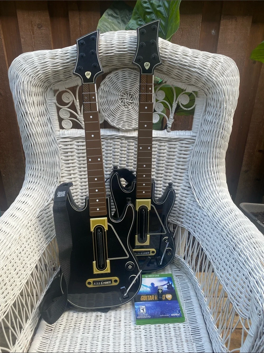 X Box 1 2Wireless Dual Guitar Controllers, Guitar Hero Live, 1 dongle, 2 straps - Picture 1 of 16